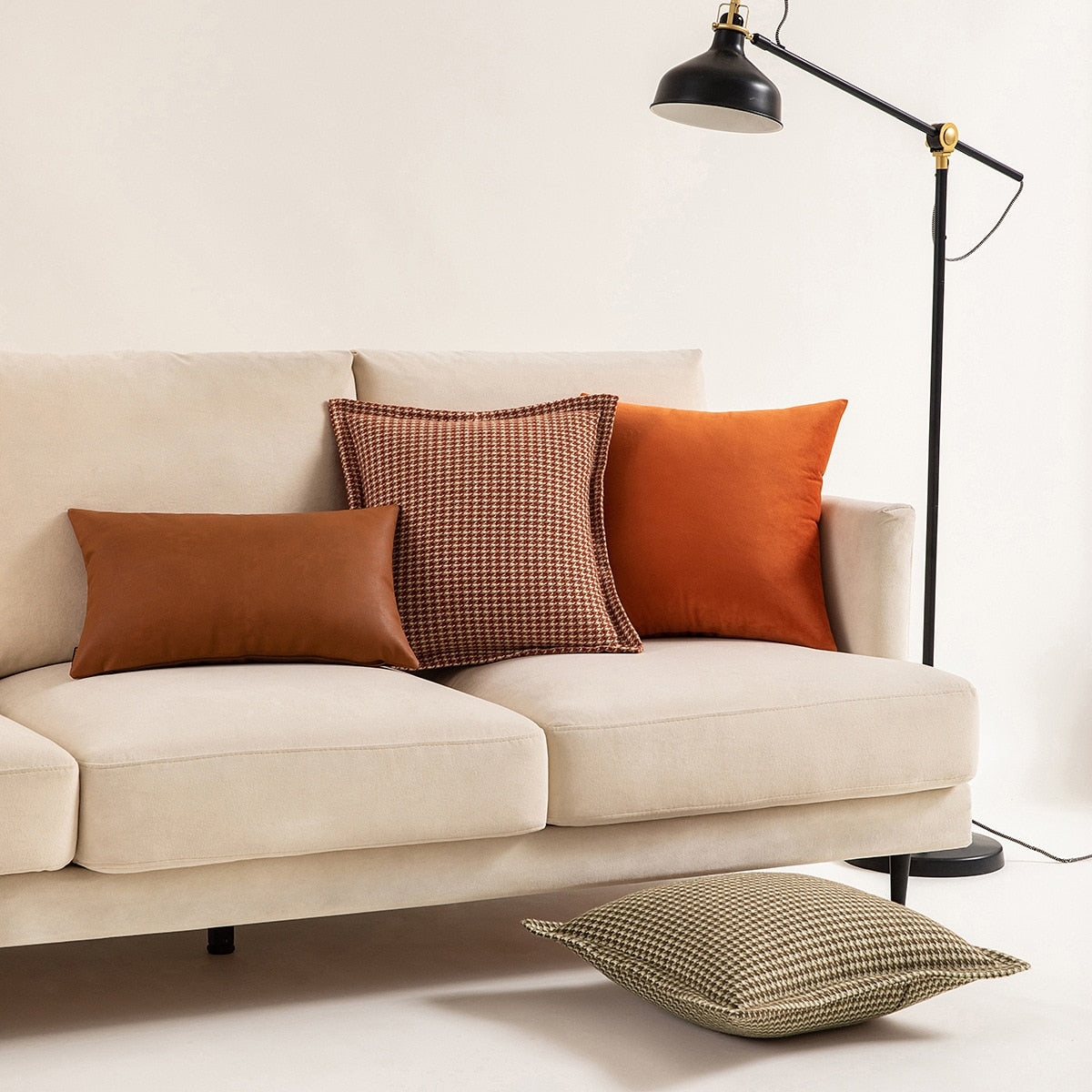 Classic Houndstooth Jacquard Cushion Cover with Timeless Pattern
