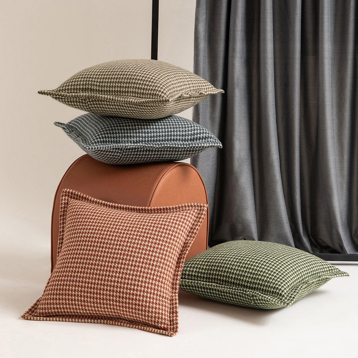 Classic Houndstooth Jacquard Cushion Cover with Timeless Pattern