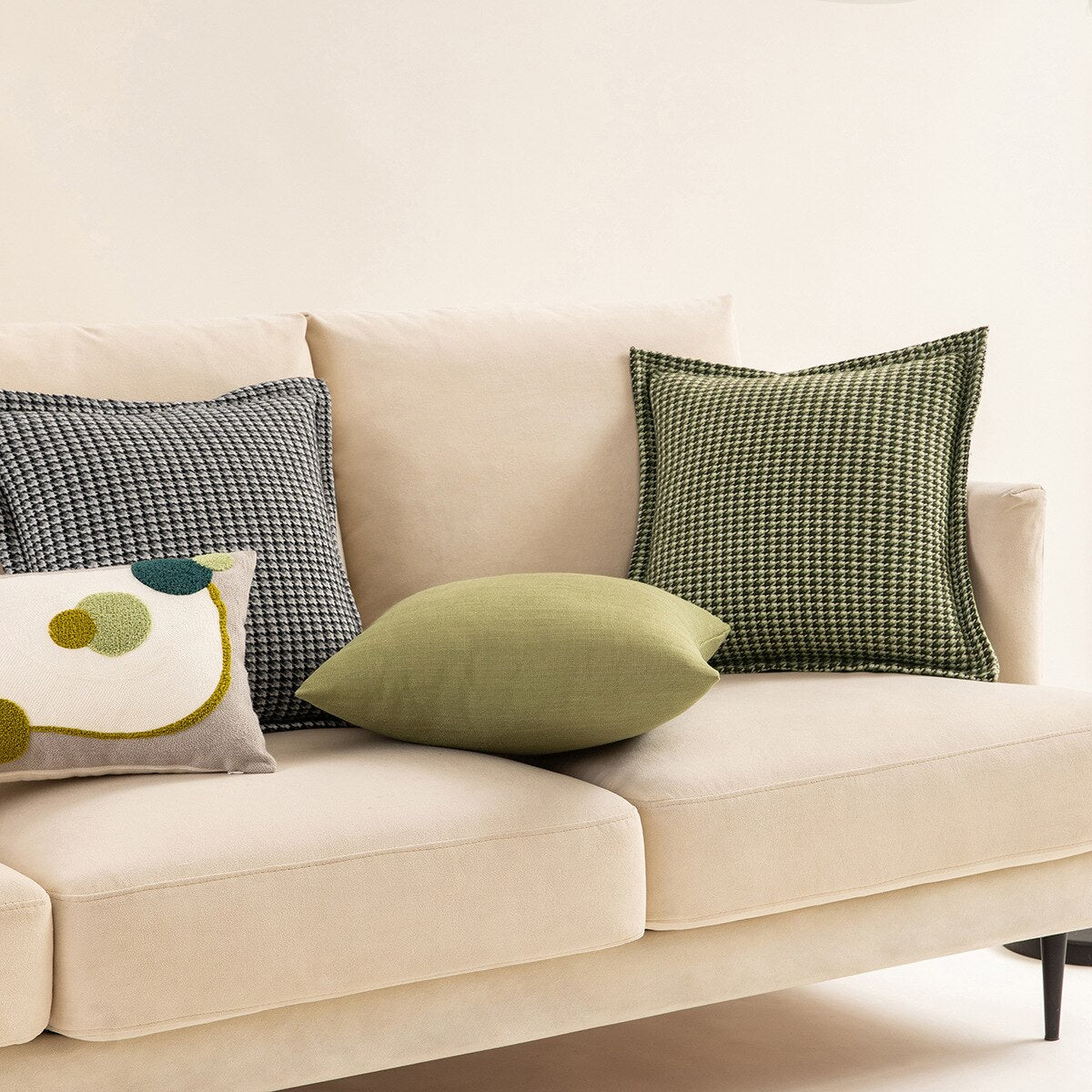 Classic Houndstooth Jacquard Cushion Cover with Timeless Pattern