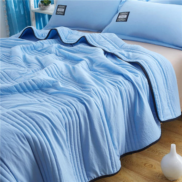 Cooling Blanket with Moisture-Wicking Breathable Fabric for Warm Nights