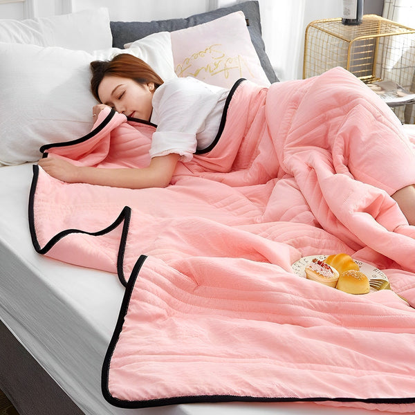 Cooling Blanket with Moisture-Wicking Breathable Fabric for Warm Nights