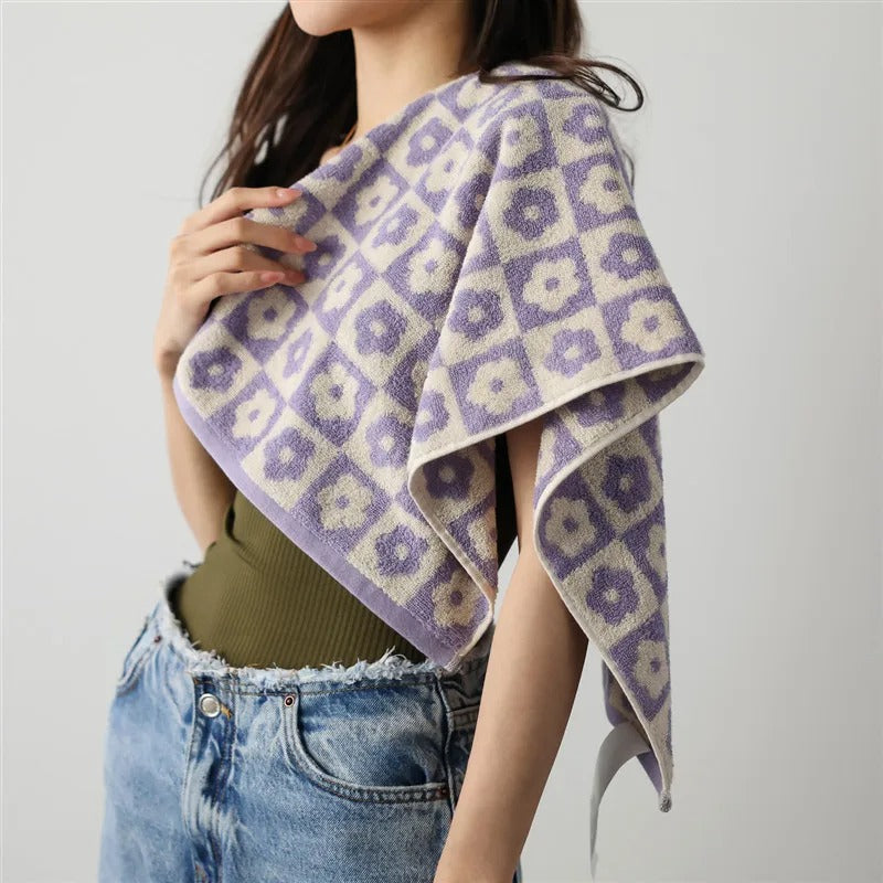 Cotton and Polyester Bath Towel with Elegant Floral Design