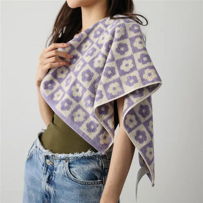 Cotton and Polyester Bath Towel with Elegant Floral Design