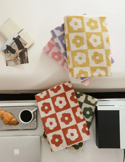 Cotton and Polyester Bath Towel with Elegant Floral Design