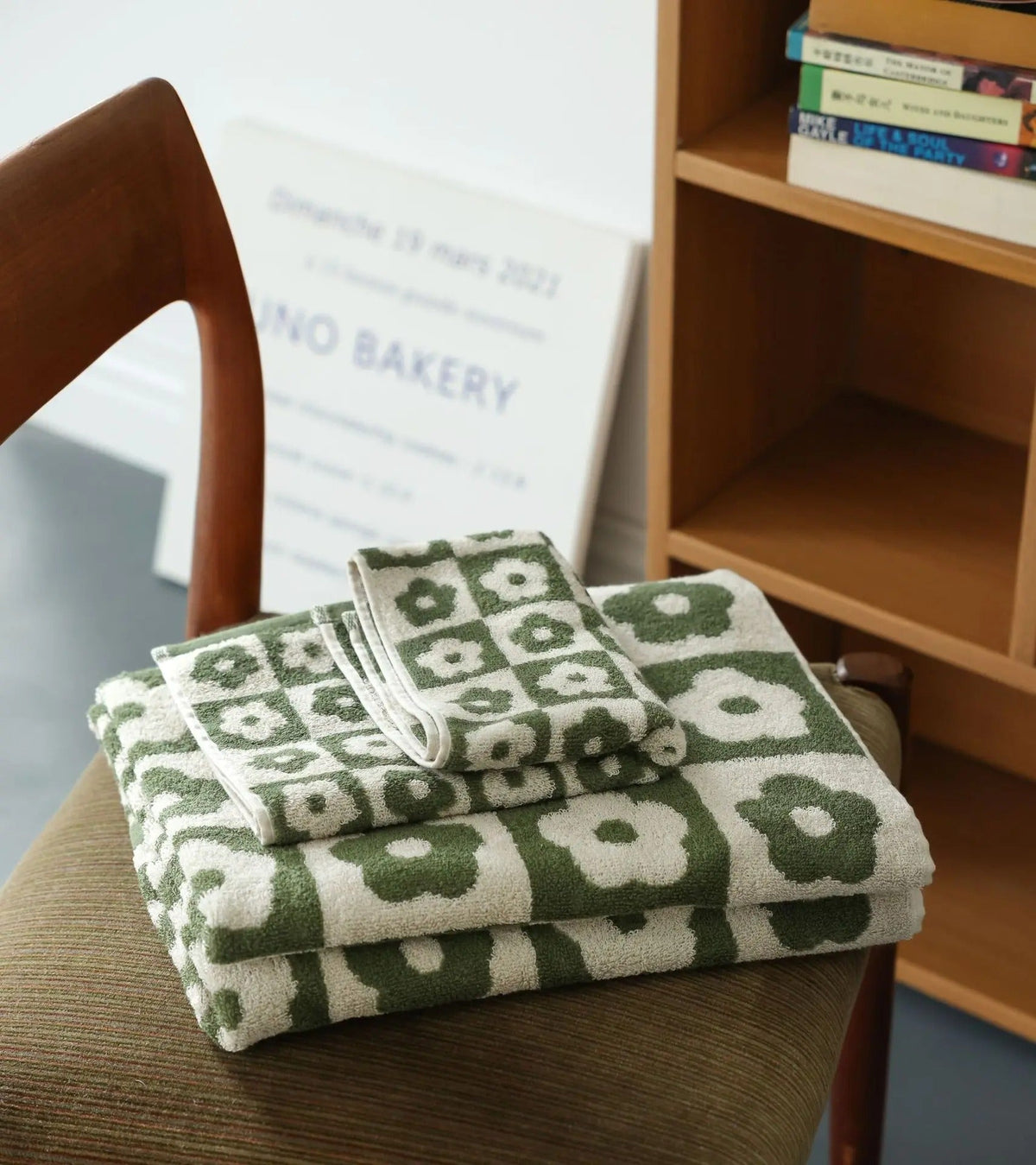 Cotton and Polyester Bath Towel with Elegant Floral Design