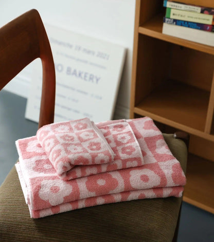 Cotton and Polyester Bath Towel with Elegant Floral Design