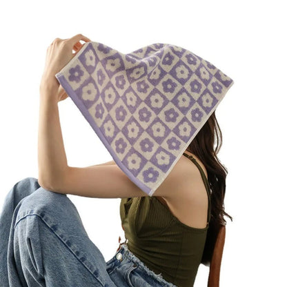 Cotton and Polyester Bath Towel with Elegant Floral Design